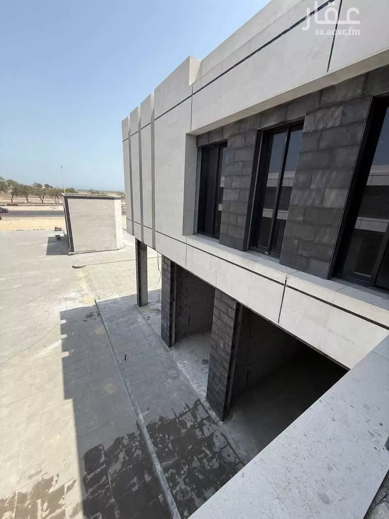 محل 3373 م² في الامواج 4