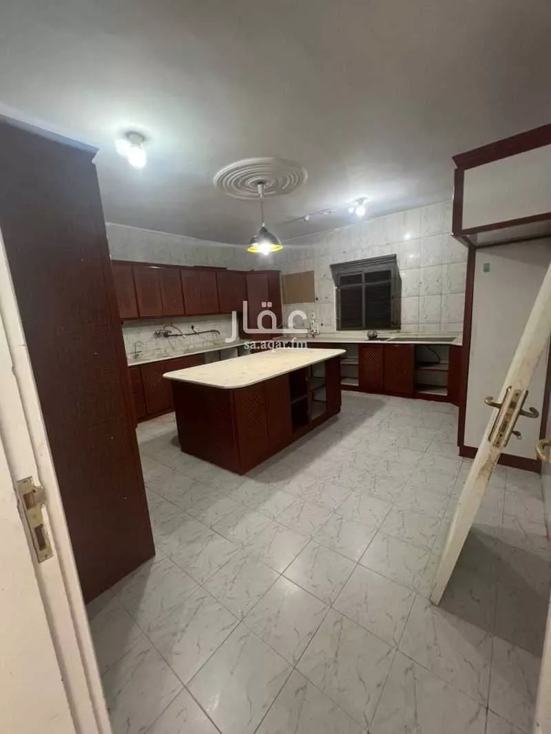 فيلا 11 غرف في ابو بريقاء 3