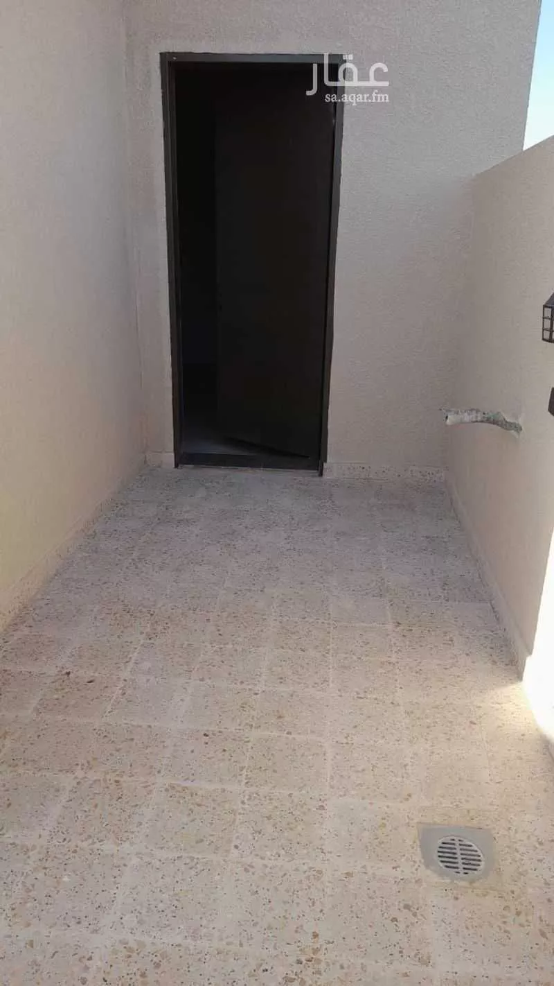 فيلا 4 غرف في الشرق 5