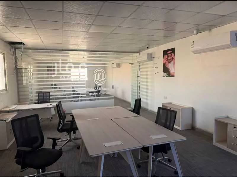 مكتب 900 م² في العارض 1