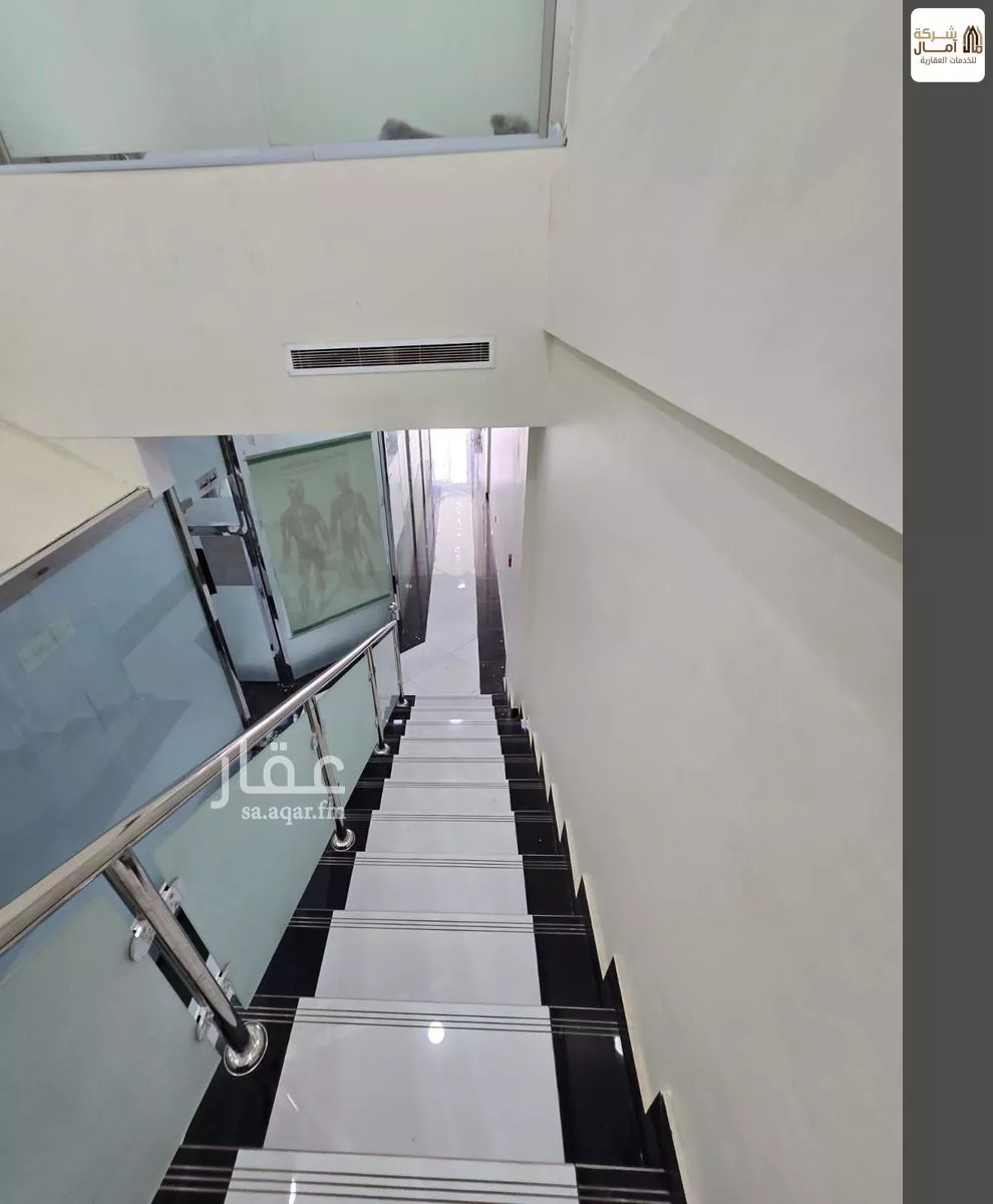 محل 308 م² في الشهداء 5