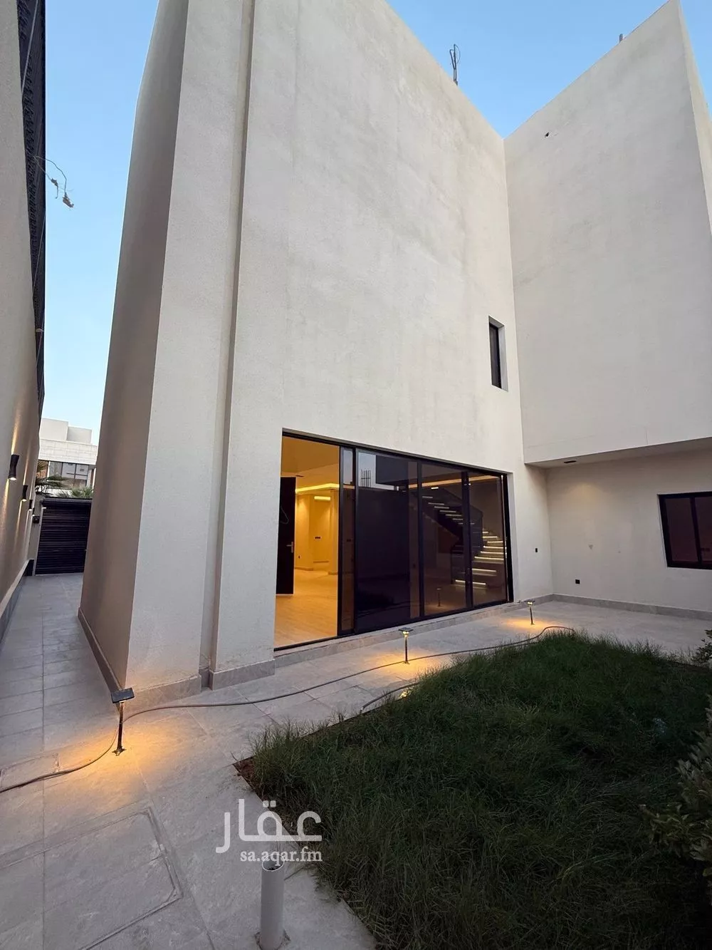 فيلا 4 غرف في العارض 3