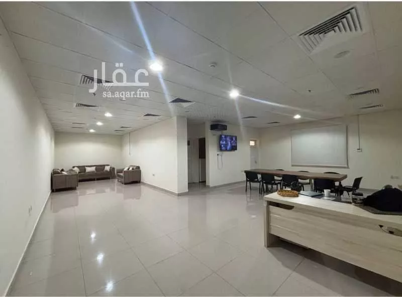 محل 1737 م² في المدينة الرياضية 4