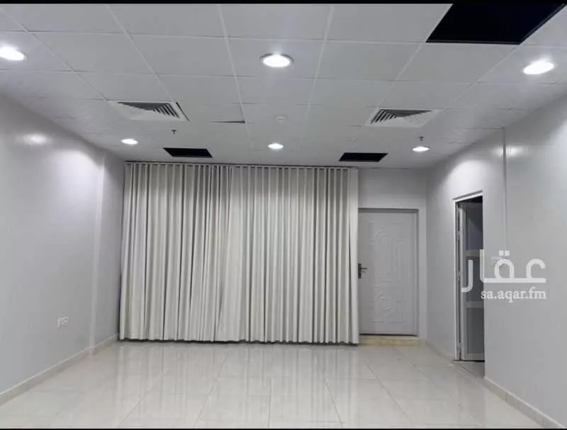 محل 1737 م² في المدينة الرياضية 1