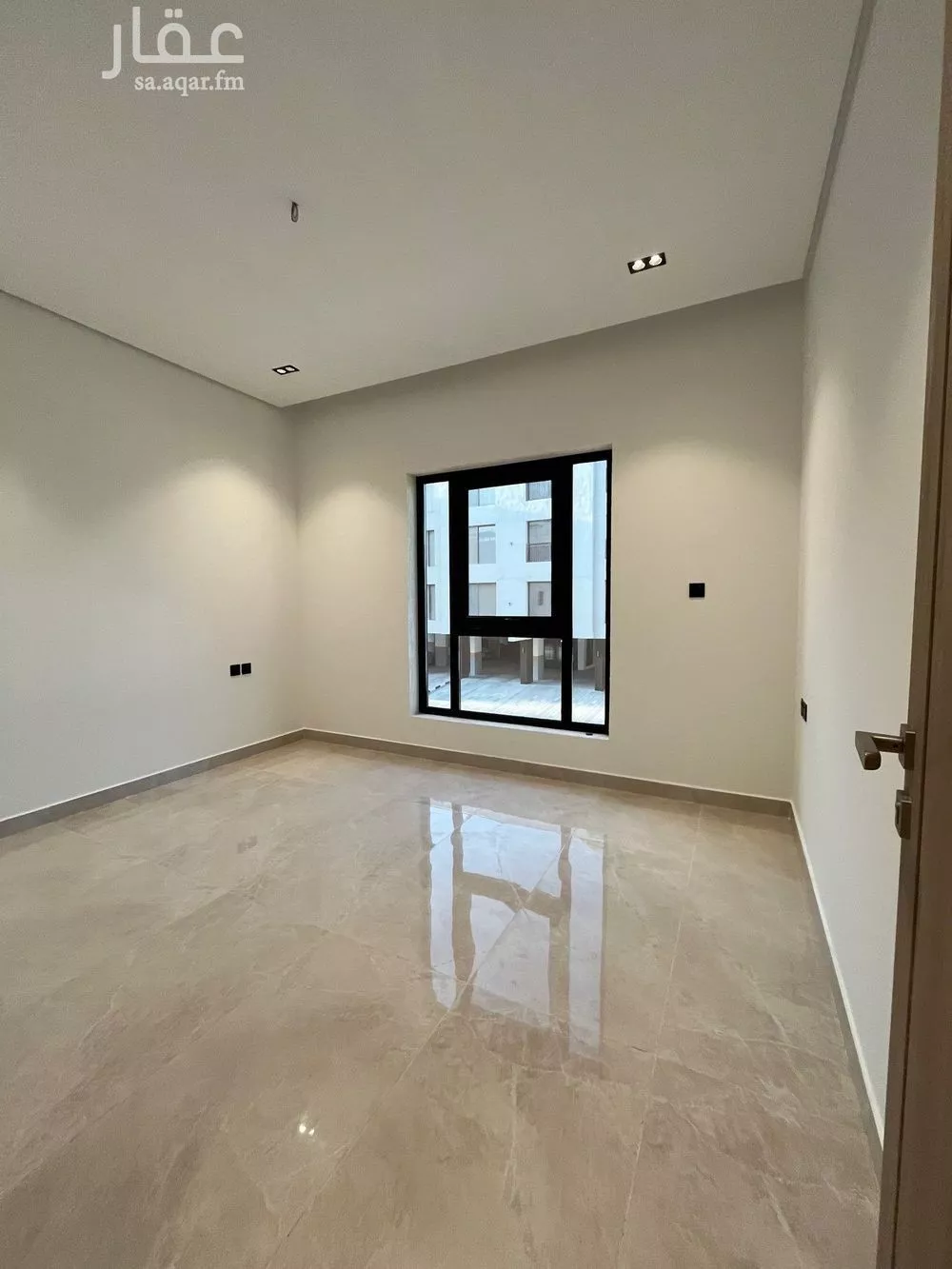 شقة 5 غرف في الجامعيين 1