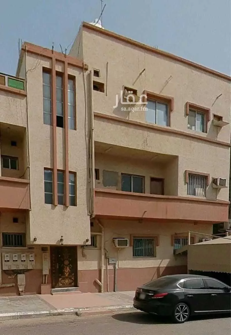 325 sqm building in Al Thuqbah 3