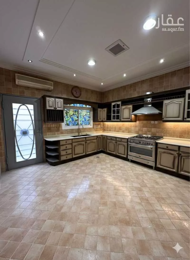 فيلا 8 غرف في العقيق 5