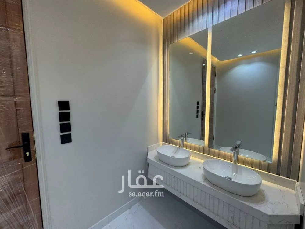 فيلا 8 غرف في الملك فهد 3