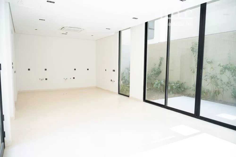 فيلا 4 غرف في العارض 4