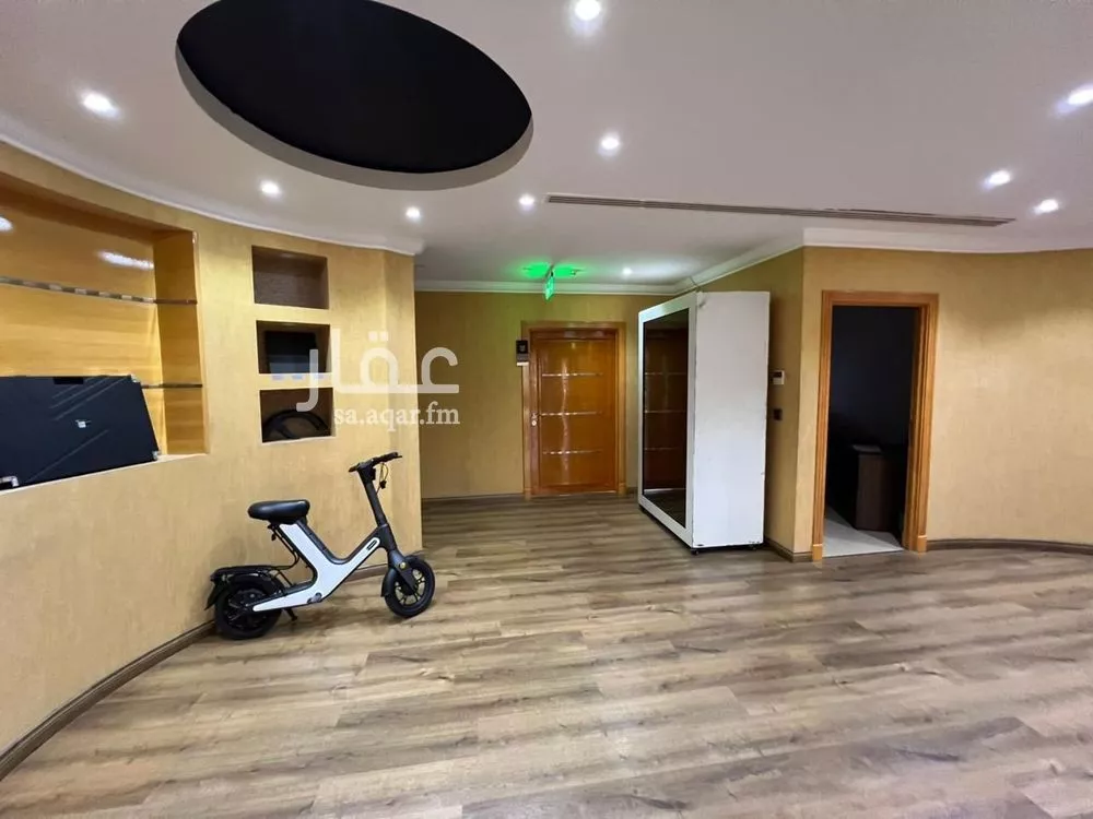 مكتب 910 م² في العليا 5