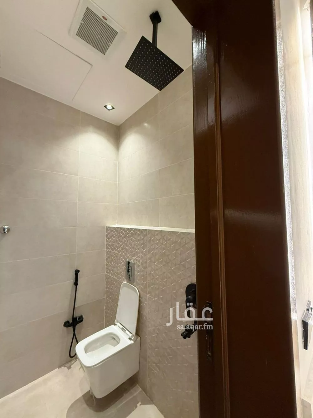 فيلا 4 غرف في الشرق 5