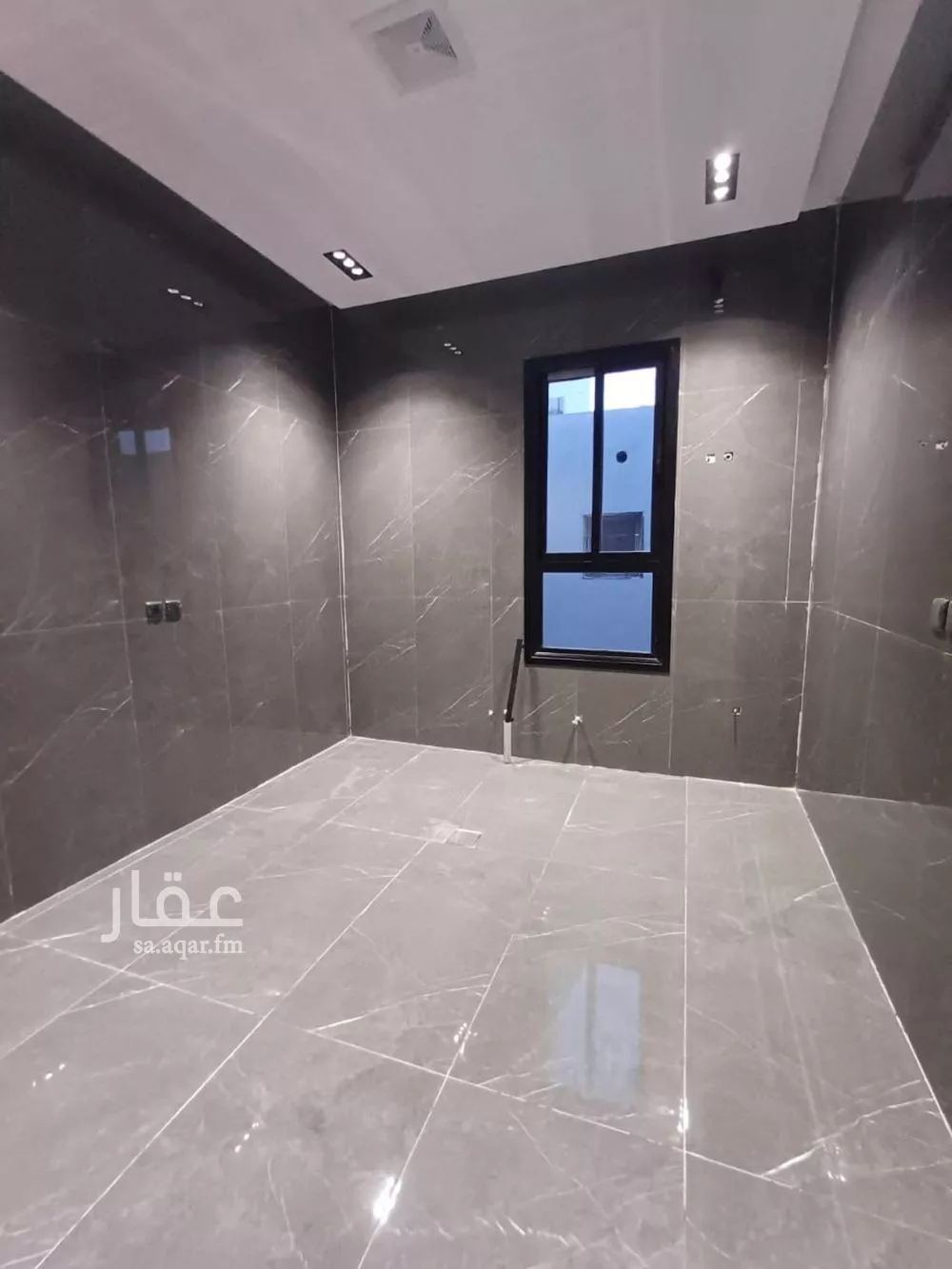 فيلا 6 غرف في الشرق 3