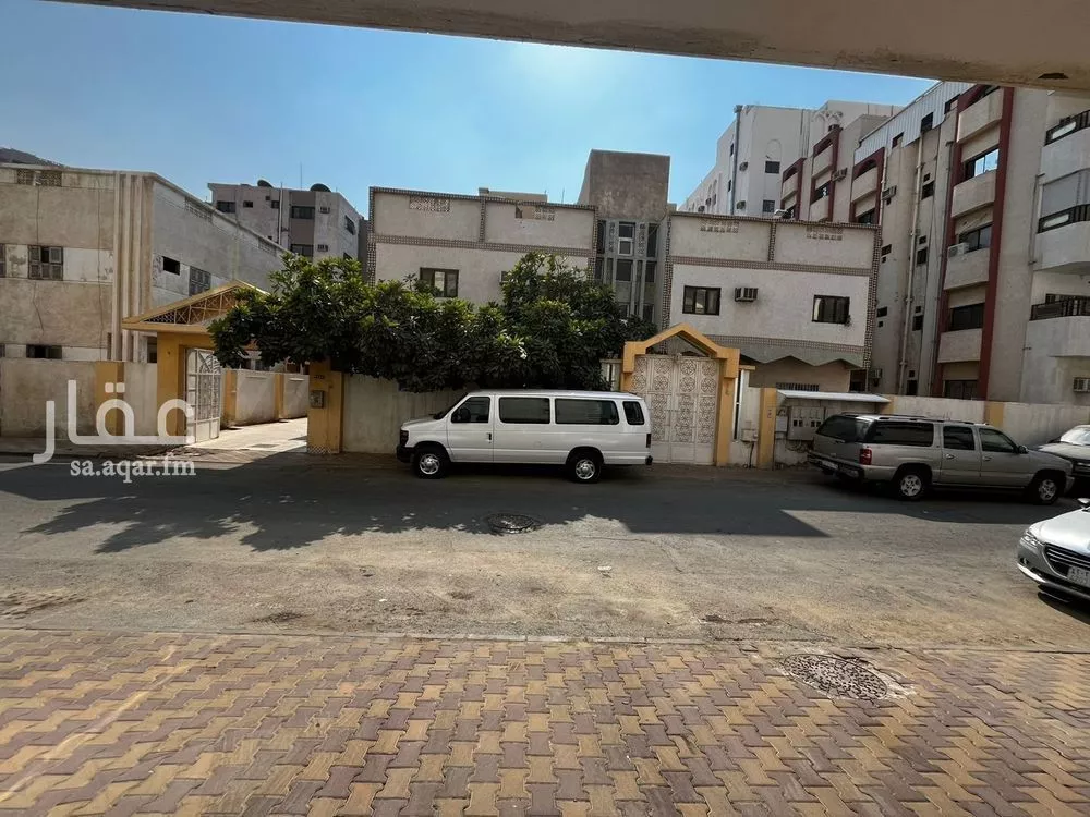 عمارة 700 م² في الجامعة 3