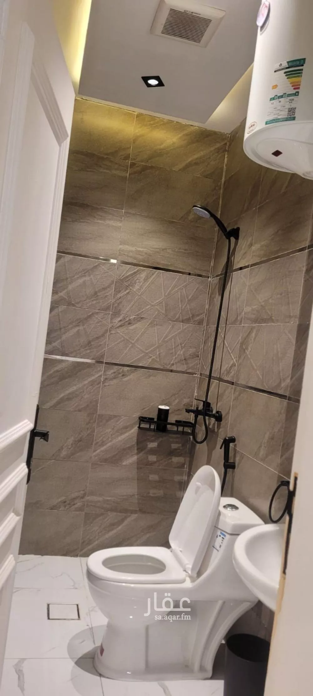 شقة 1 غرف في الملقا 5