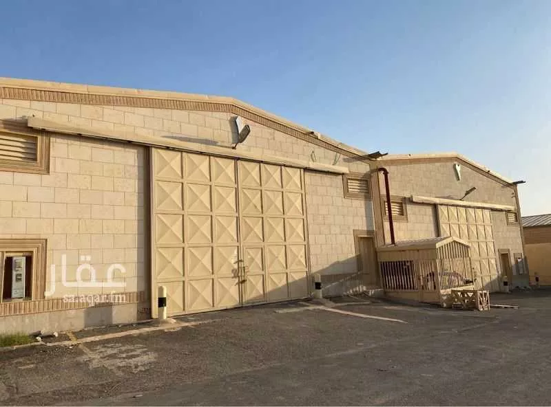 مستودع 4400 م² في المنصورية 1