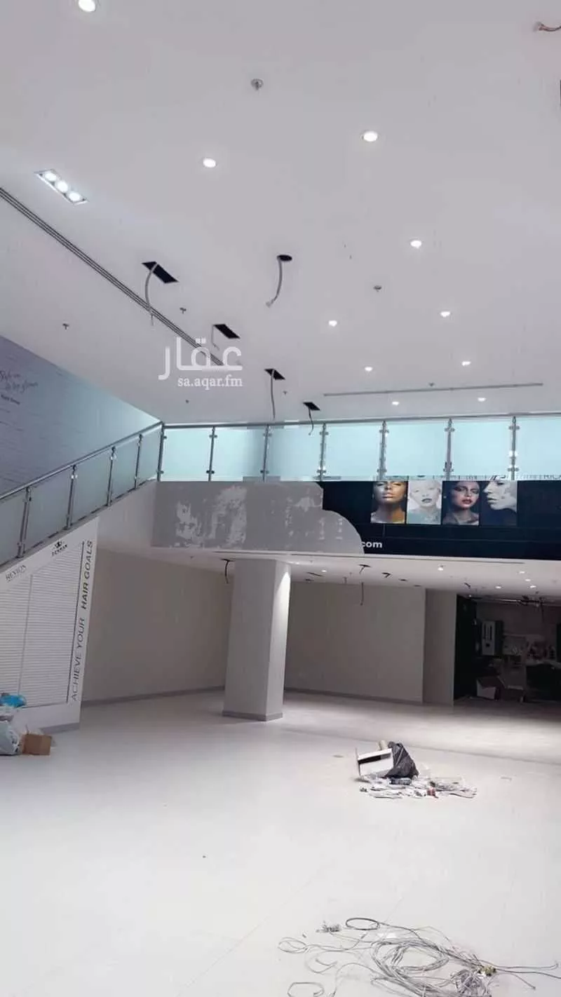 محل 1400 م² في الملك فهد 3