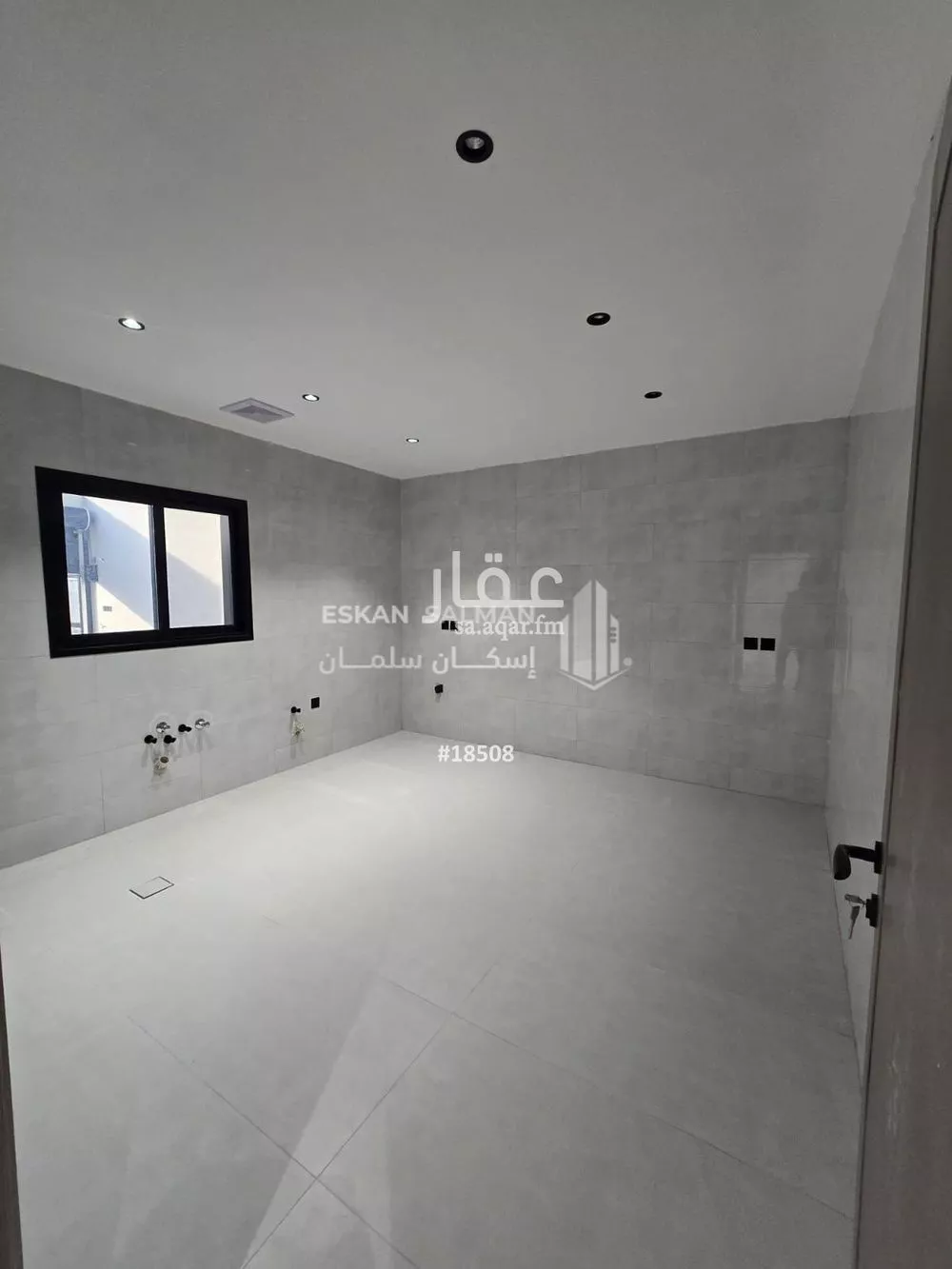 فيلا 8 غرف في الامواج 5