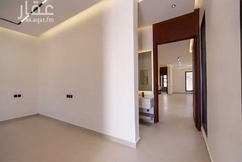 فيلا 6 غرف في الشرق 3