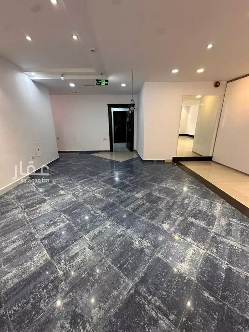 محل 400 م² في العهن 4