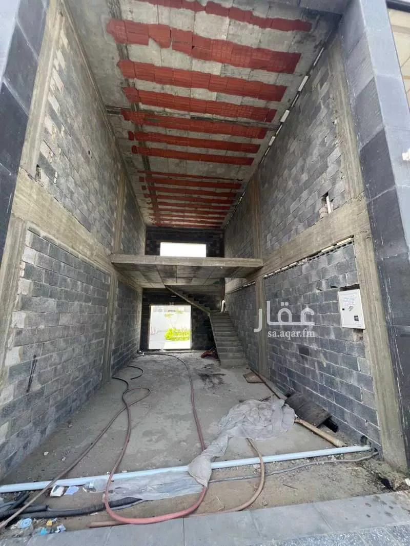 محل 864 م² في القرينة 4