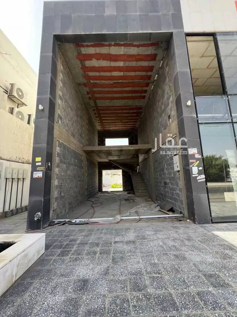 محل 864 م² في القرينة 3