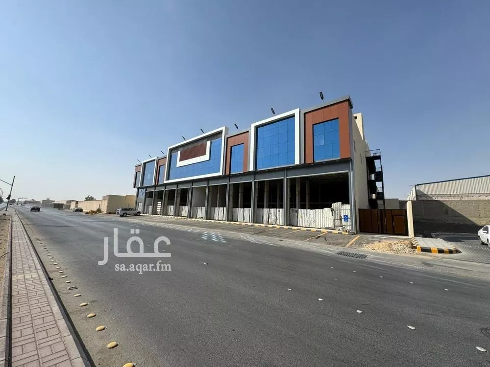 محل 1823 م² في العزيزية 1