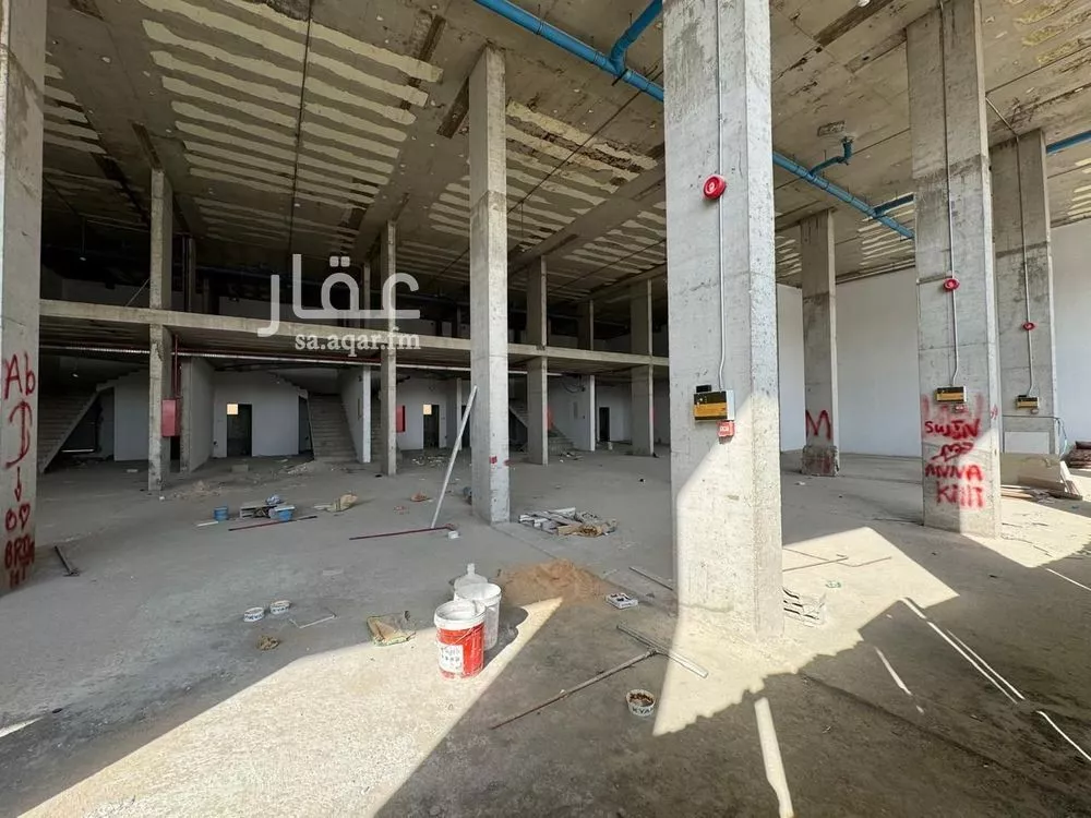 محل 1823 م² في العزيزية 4