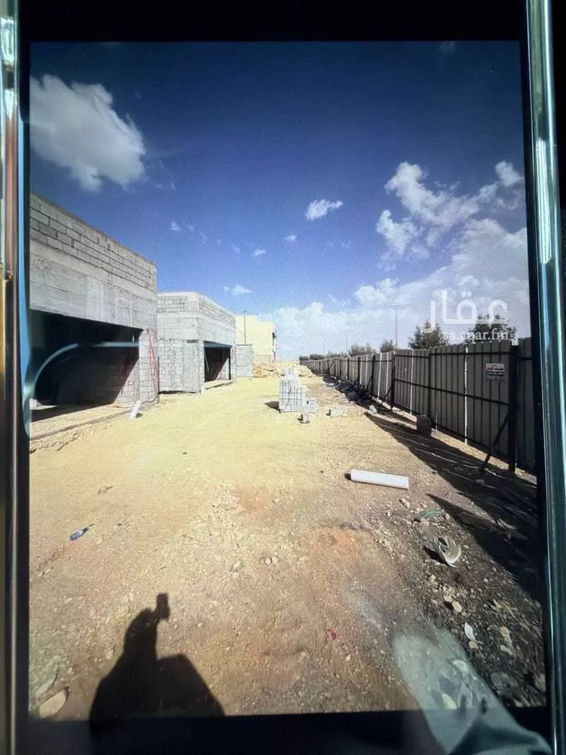 محل 900 م² في لبن 2