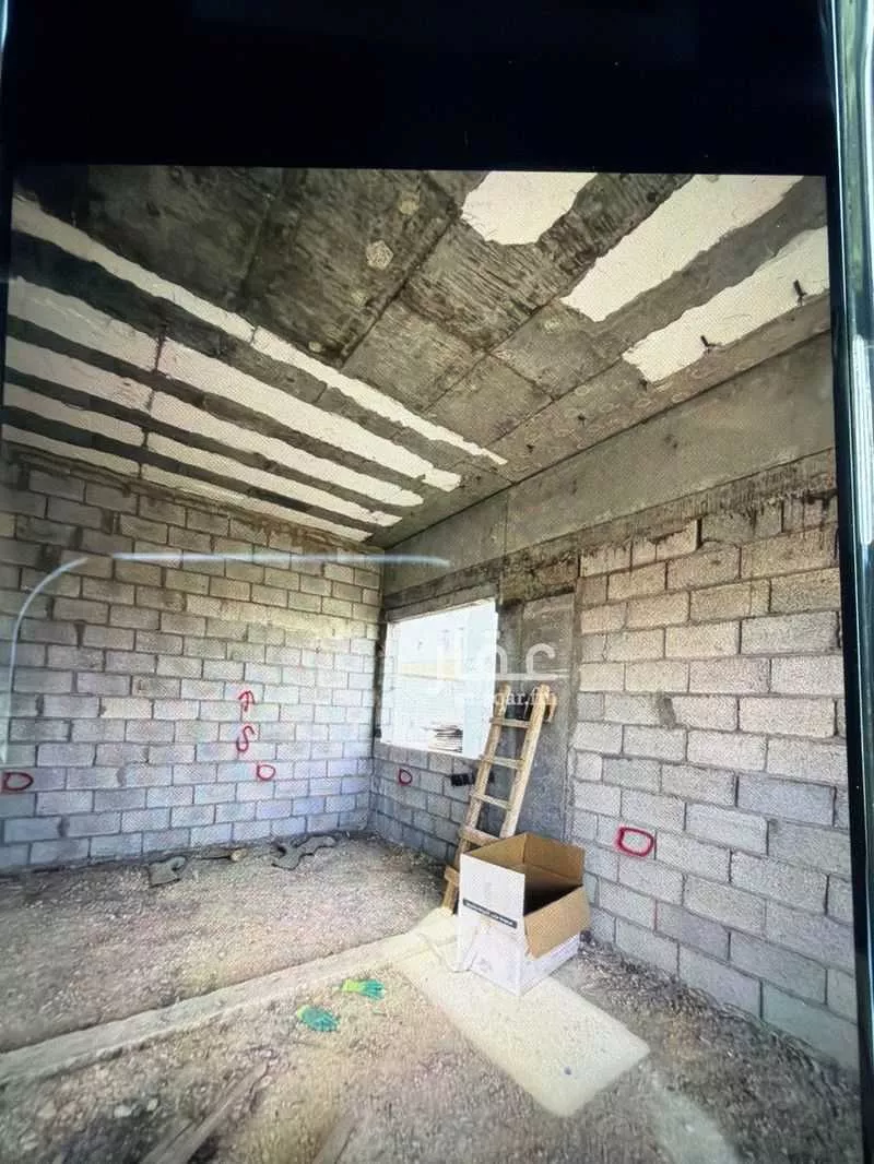 محل 900 م² في لبن 4