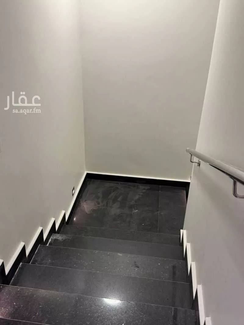 فيلا 8 غرف في الشرق 4