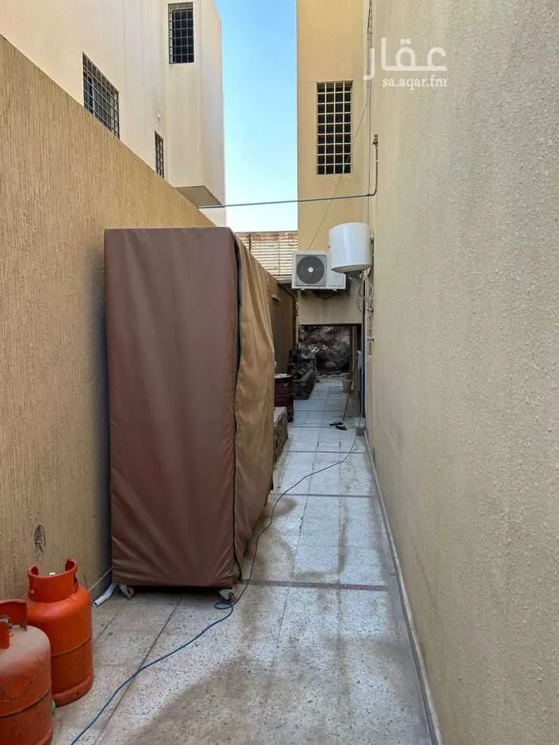 فيلا 6 غرف في الملقا 4