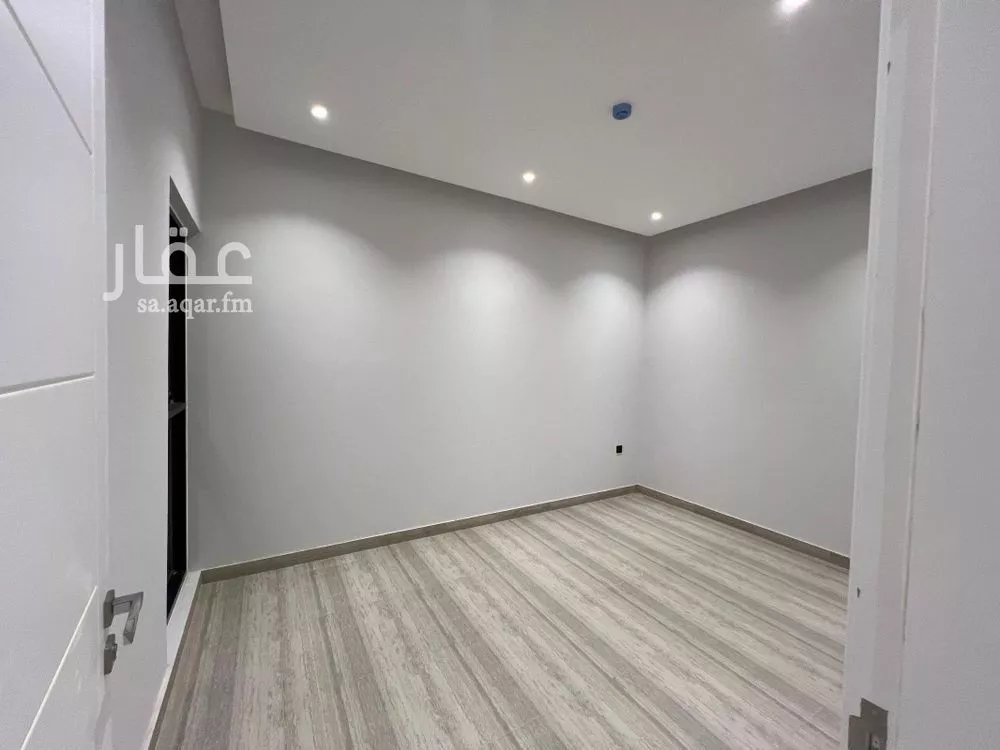 فيلا 4 غرف في العارض 3