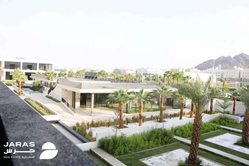 محل 208 م² في الجامعة 1