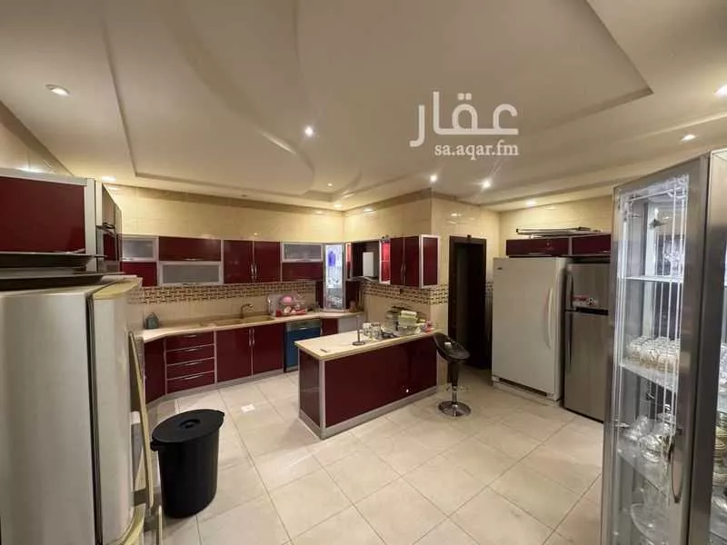 فيلا 8 غرف في طيبة 3