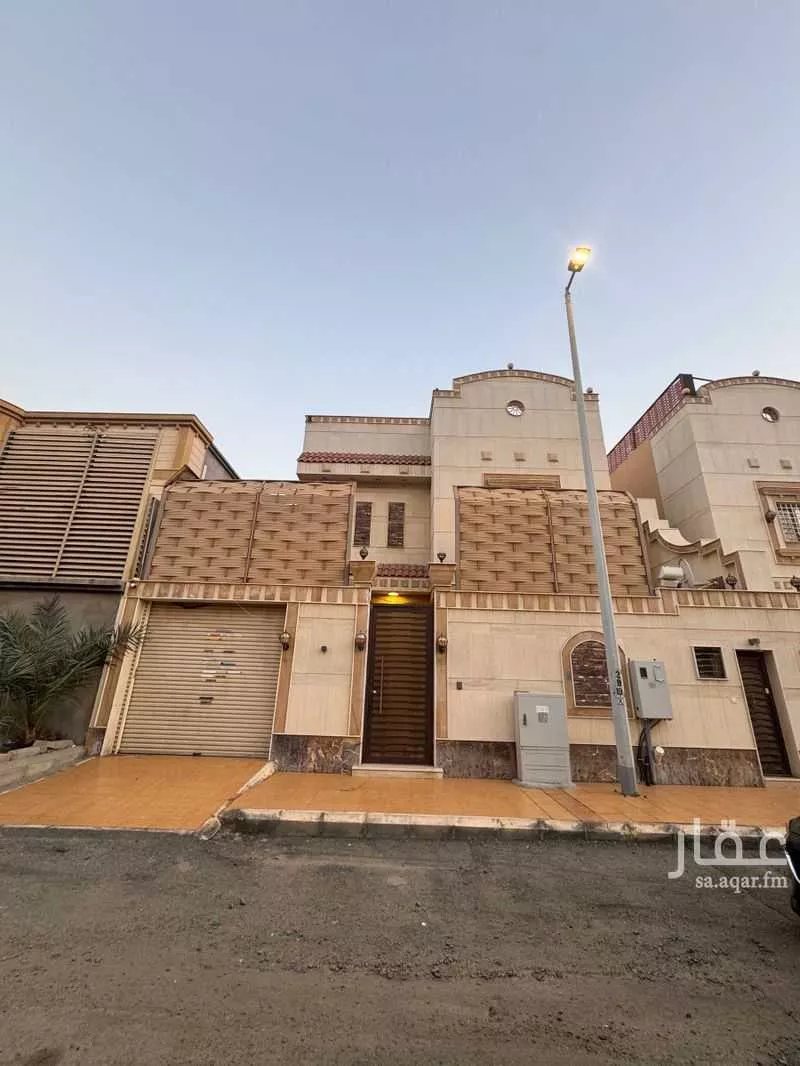 فيلا 8 غرف في طيبة 2