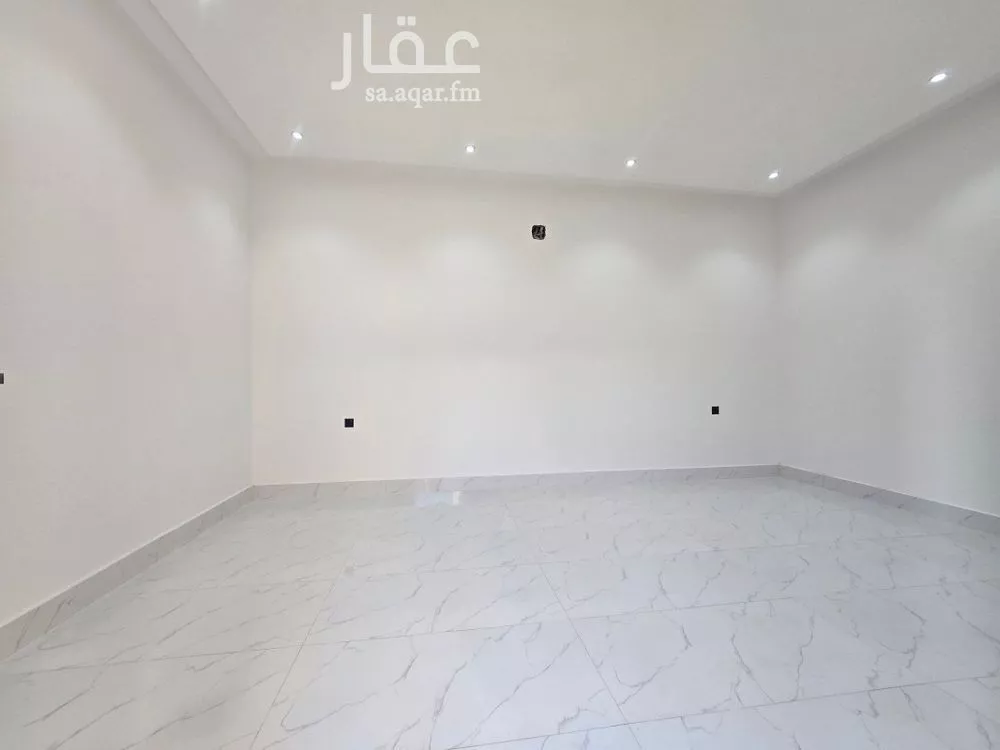 5 bedroom villa in Al Uraija Al Gharbiyah 3