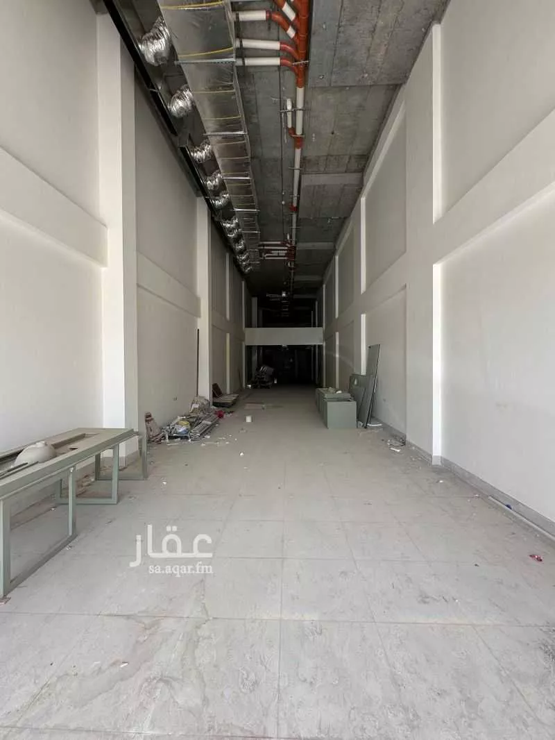 محل 1755 م² في الورود 4