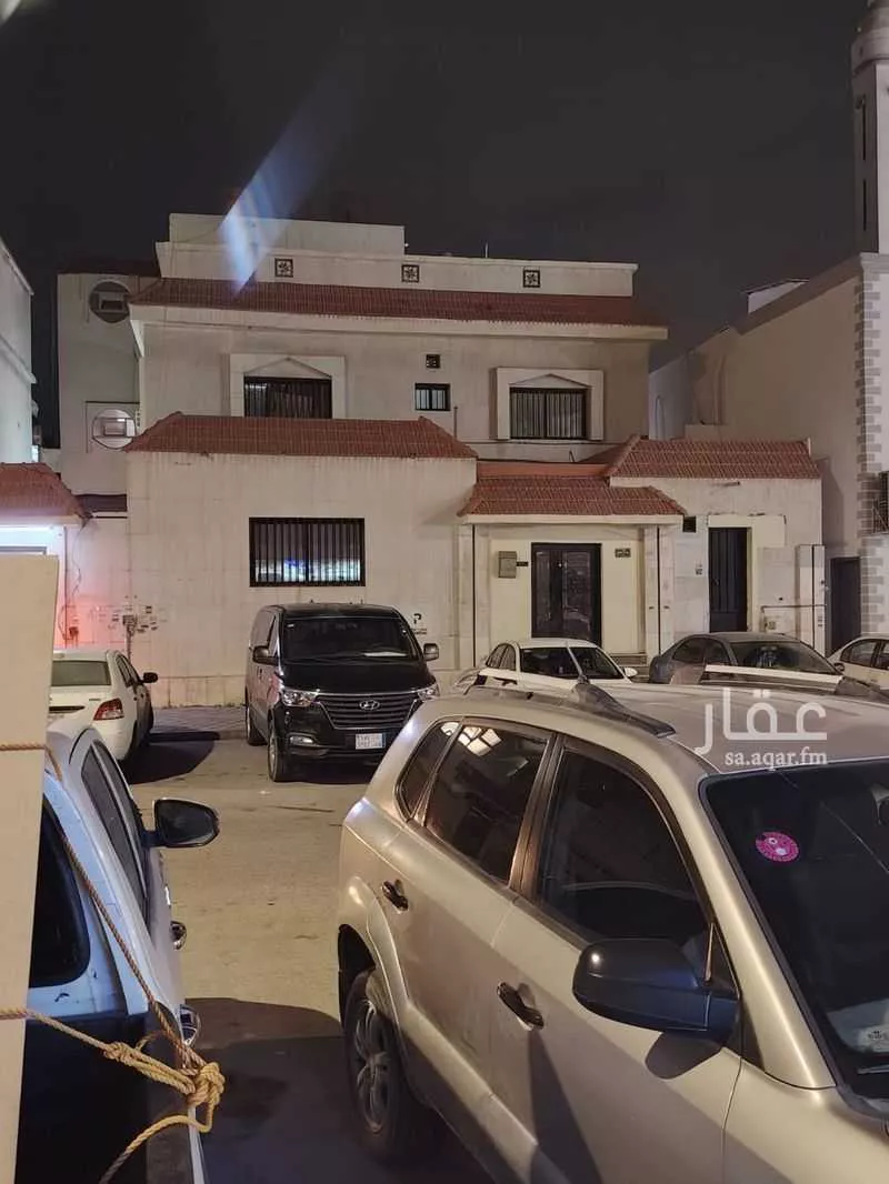 325 sqm building in Al Thuqbah 2