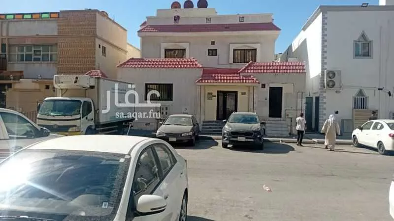 325 sqm building in Al Thuqbah 3