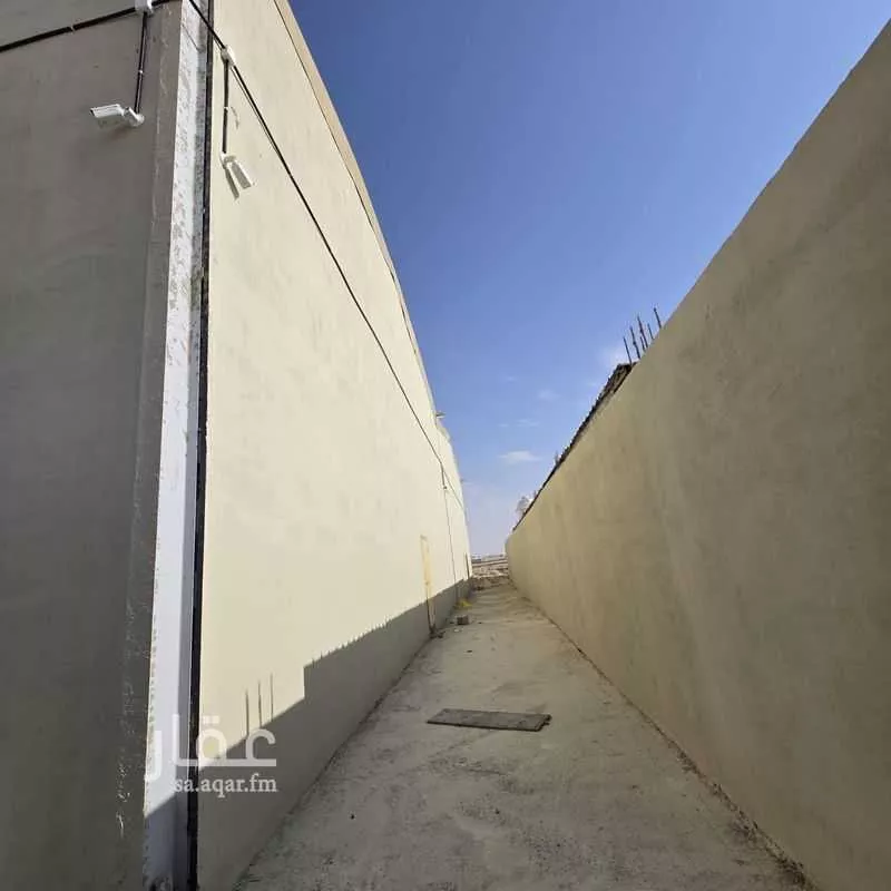 مستودع 800 م² في الغنامية 5