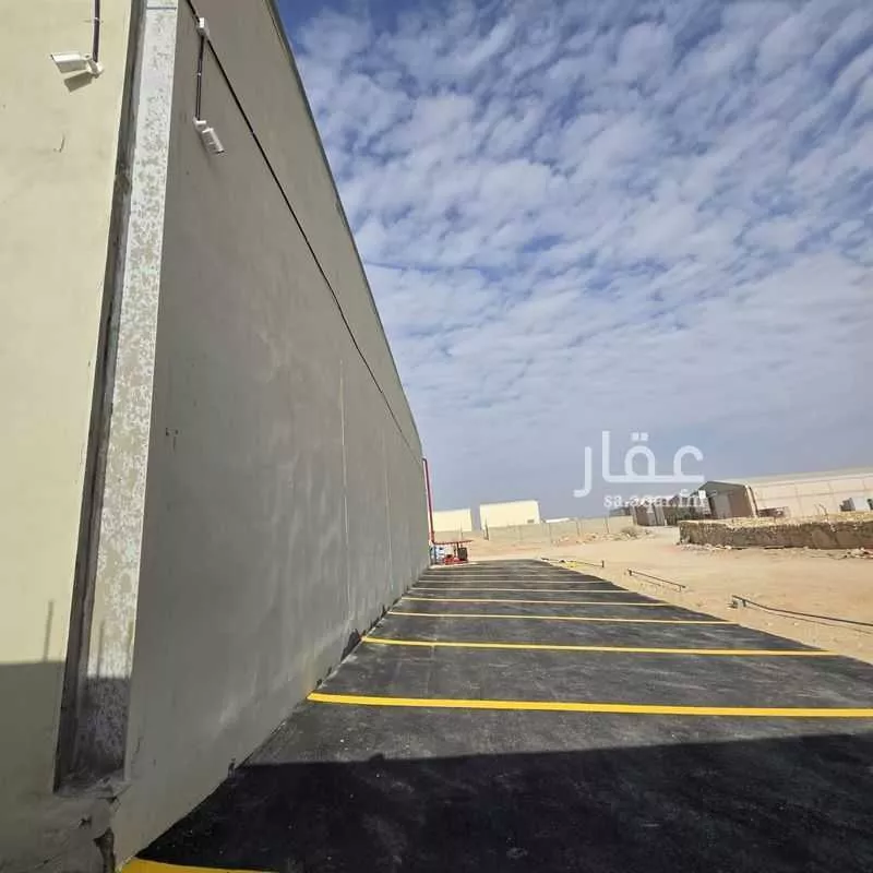 مستودع 800 م² في الغنامية 4