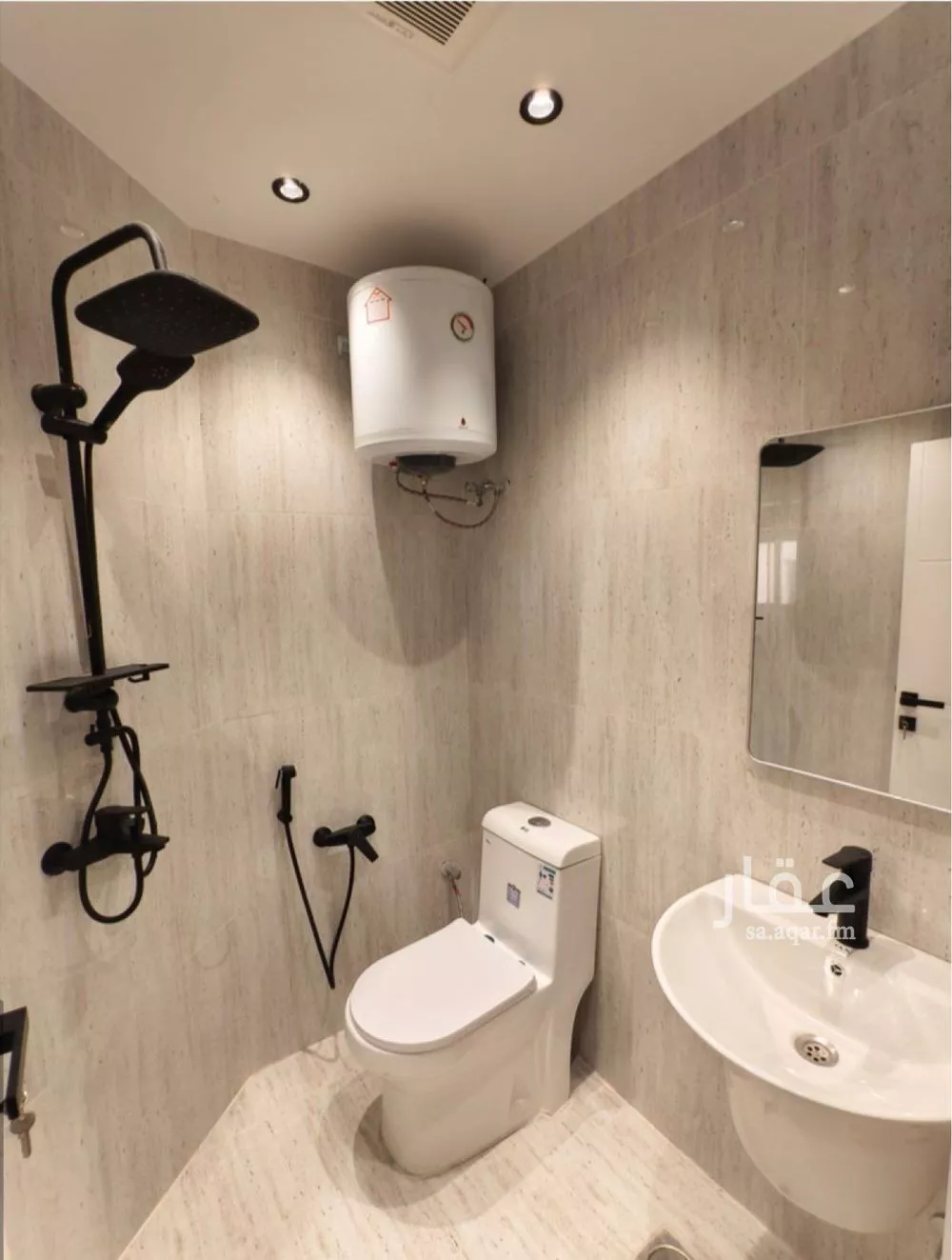 شقة 1 غرف في الملقا 4