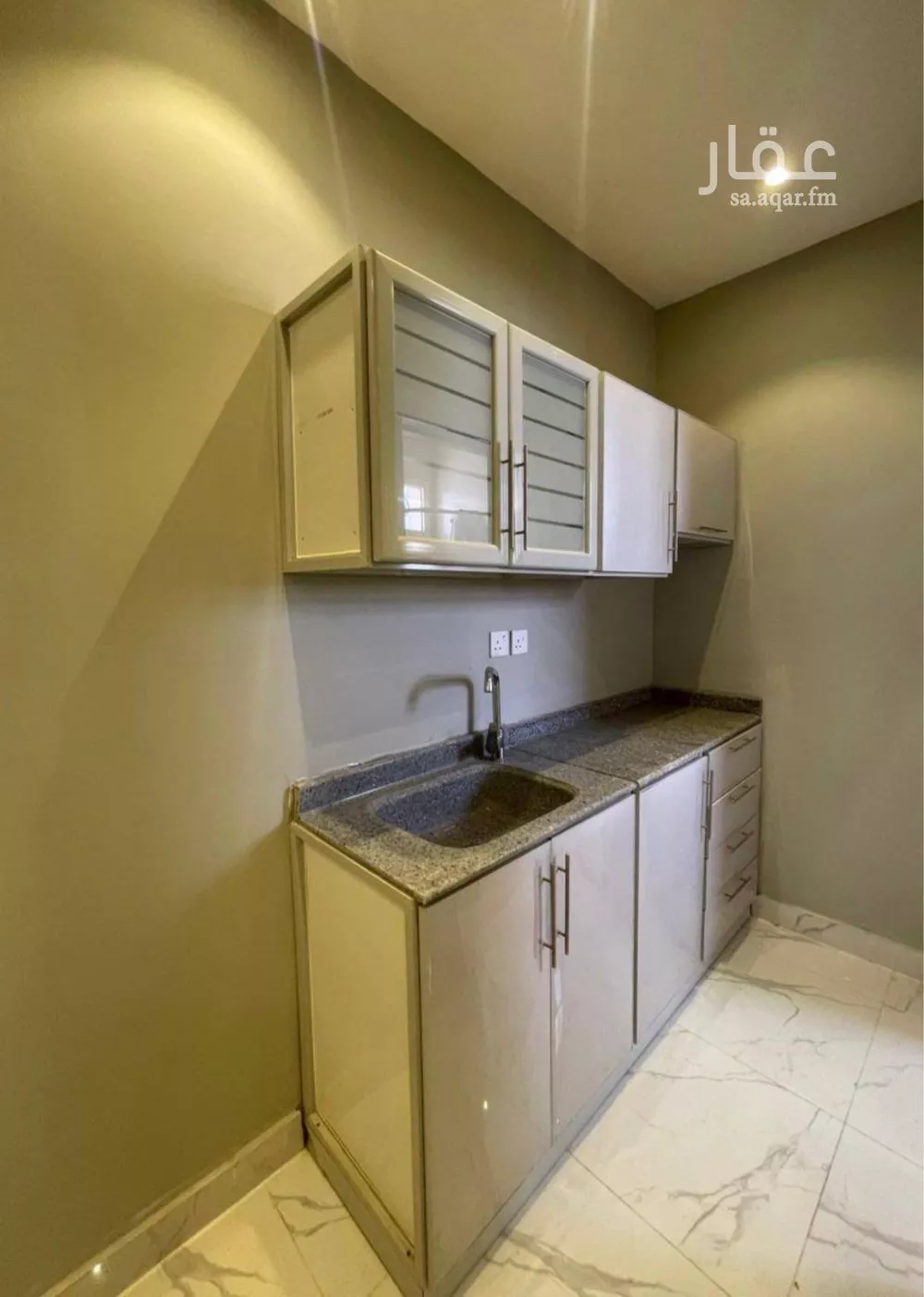 شقة 1 غرف في الملقا 4