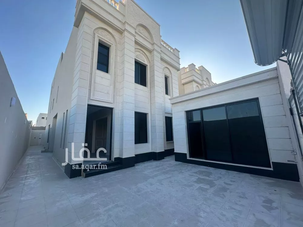 فيلا 7 غرف في الشراع 4