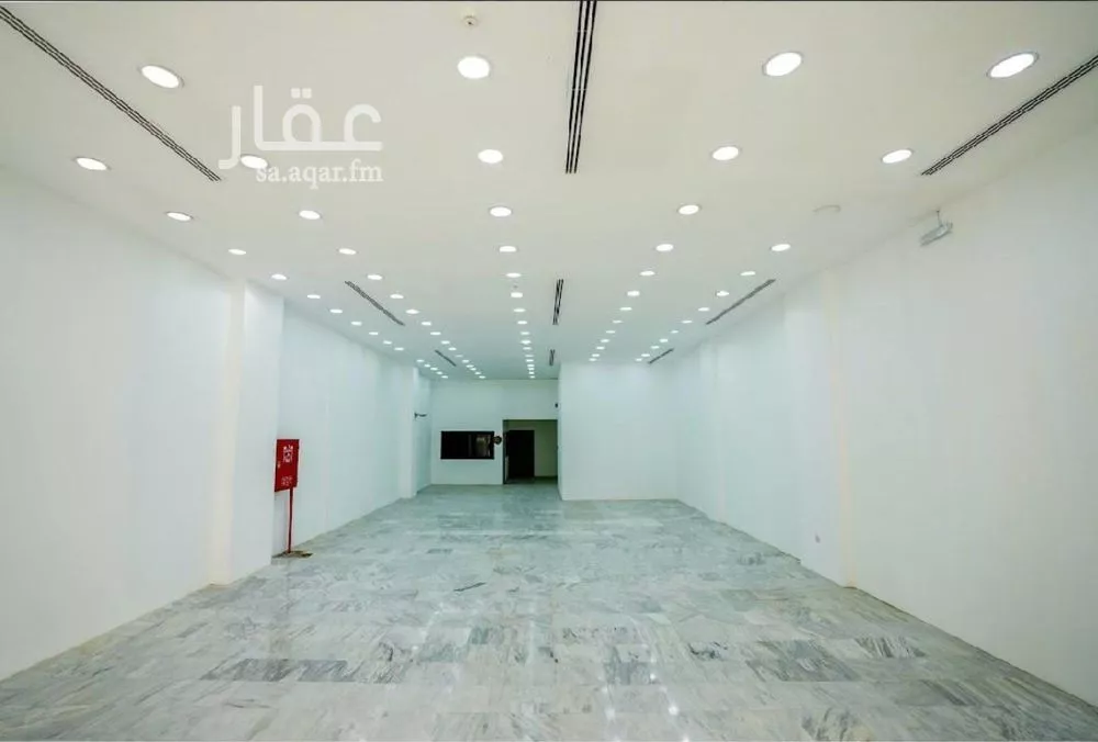 محل 240 م² في المربع 4