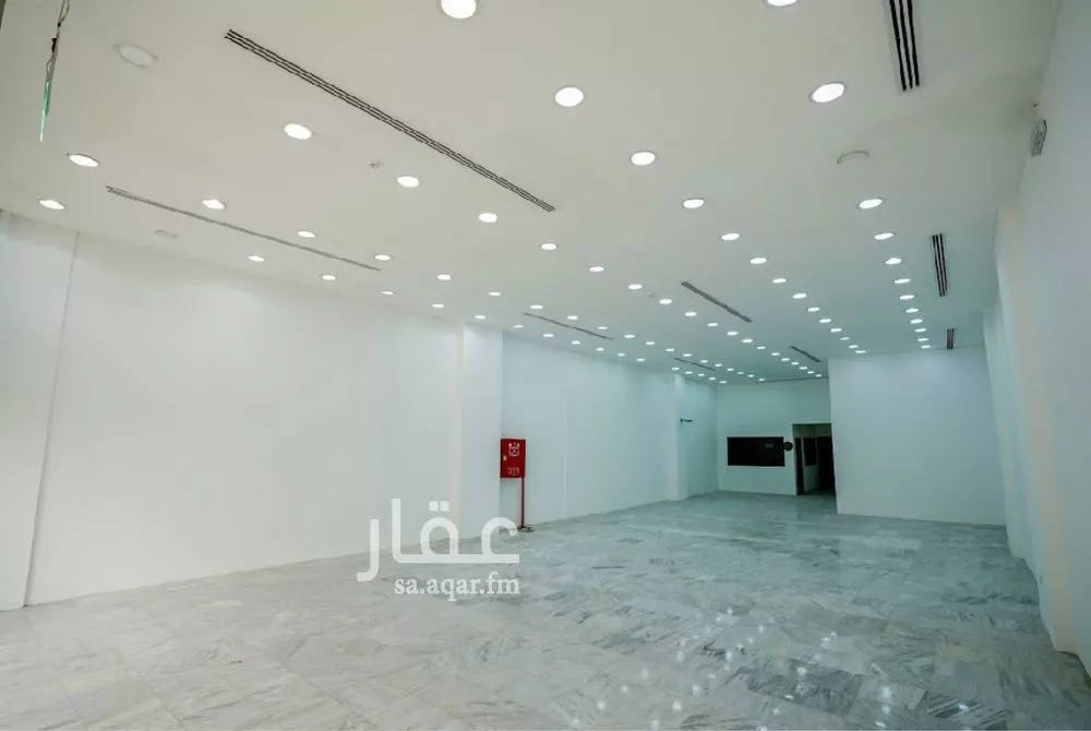 محل 240 م² في المربع 4