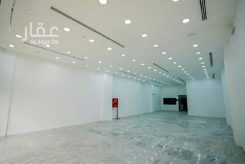 محل 240 م² في المربع 1