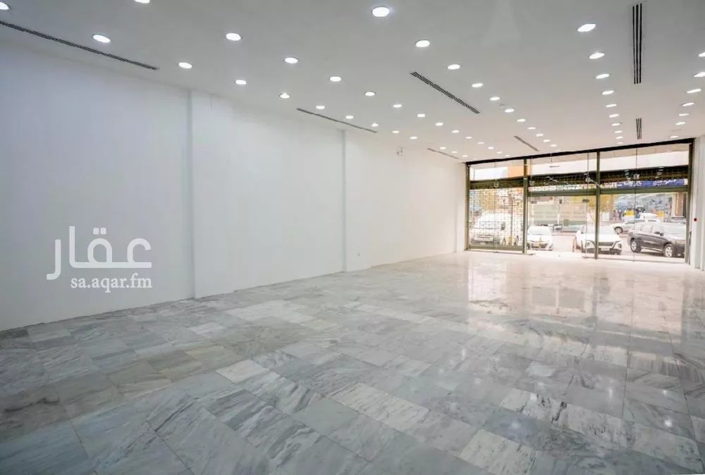 محل 240 م² في المربع 5