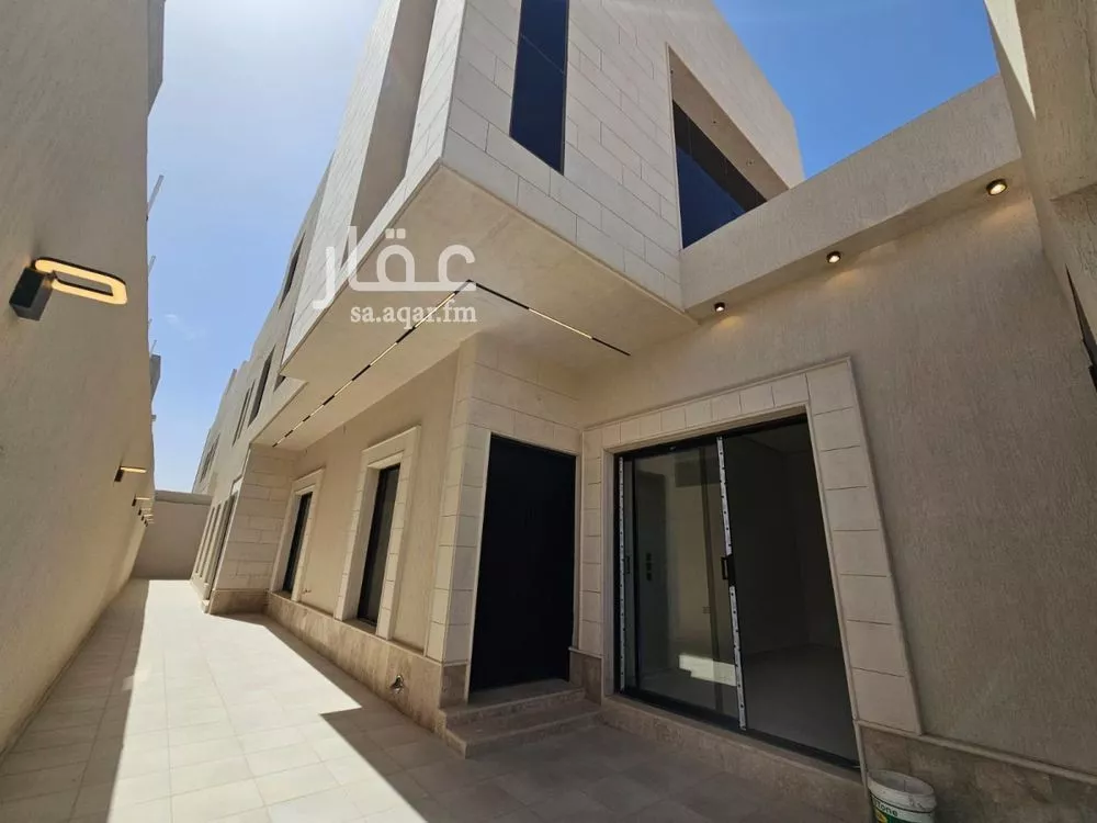 5 bedroom villa in Al Maizilah 2