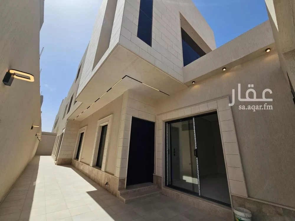 5 bedroom villa in Al Maizilah 1